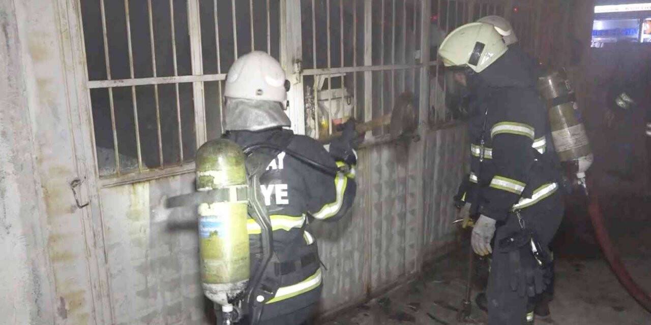 Balyozla kapıyı kırıp yangına müdahale ettiler