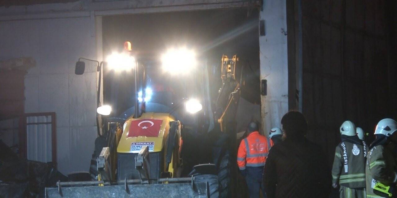 Esenyurt’ta kağıt fabrikasındaki yangın söndürüldü: Mahsur kalan işçi aranıyor