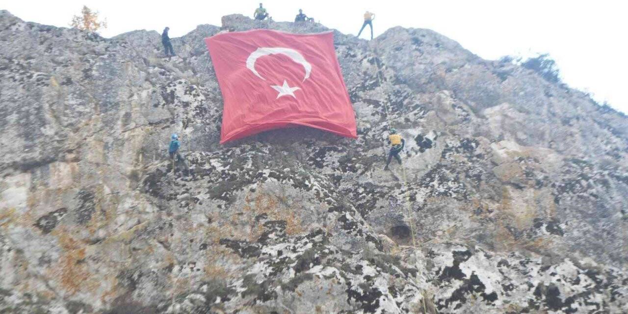 Kayalıklarda dev Türk bayrağı açtılar