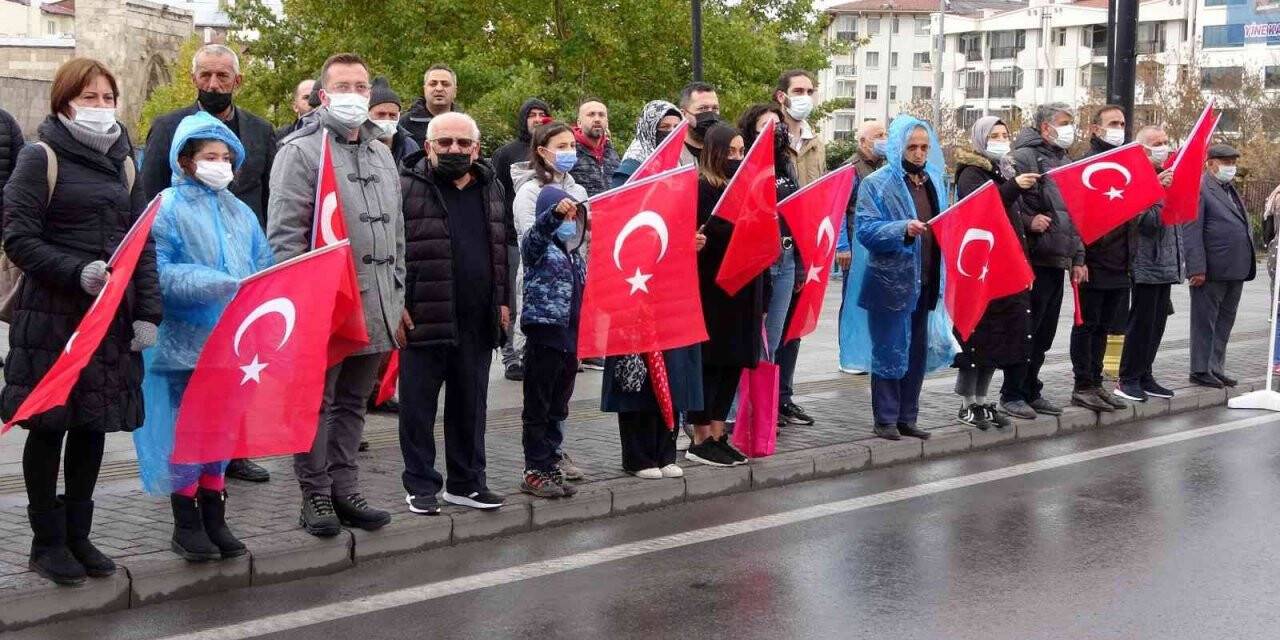 Yağmur altında Cumhuriyet coşkusu