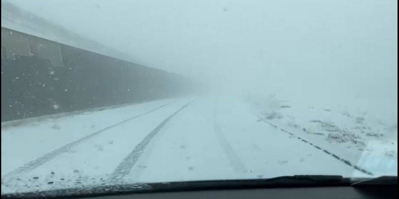 Nemrut Dağı zirvesine mevsimin ilk karı yağdı
