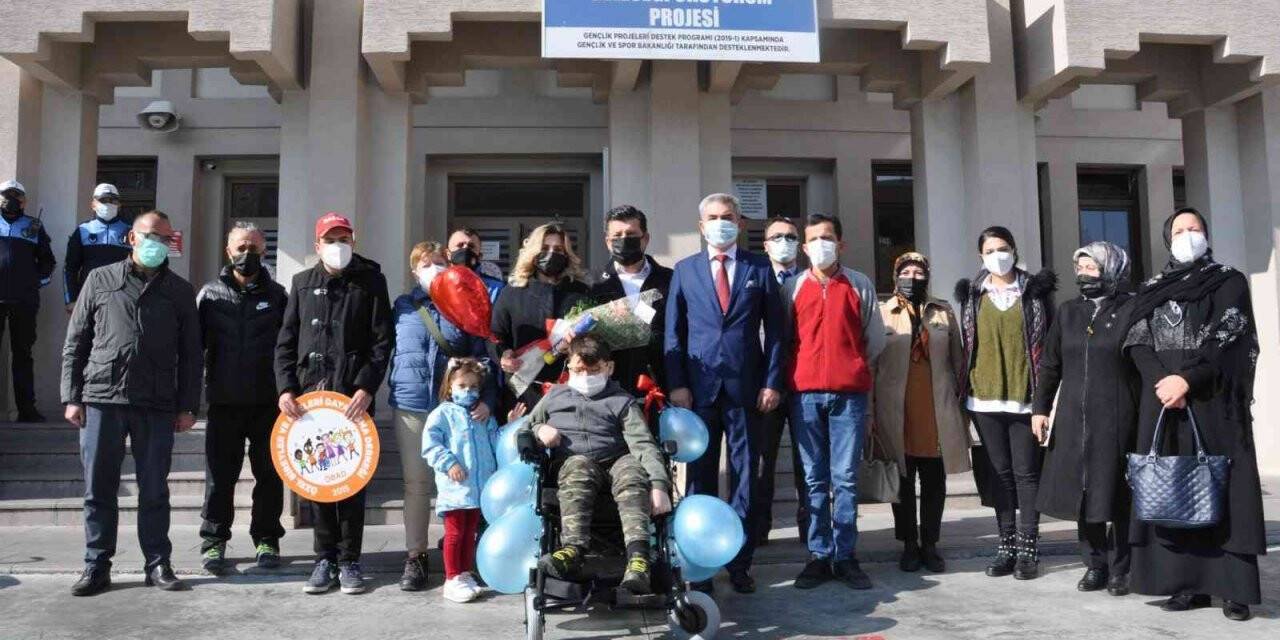 Öğretmenler aldıkları akülü sandalye ile yürüme engelli öğrenciyi sevindirdi