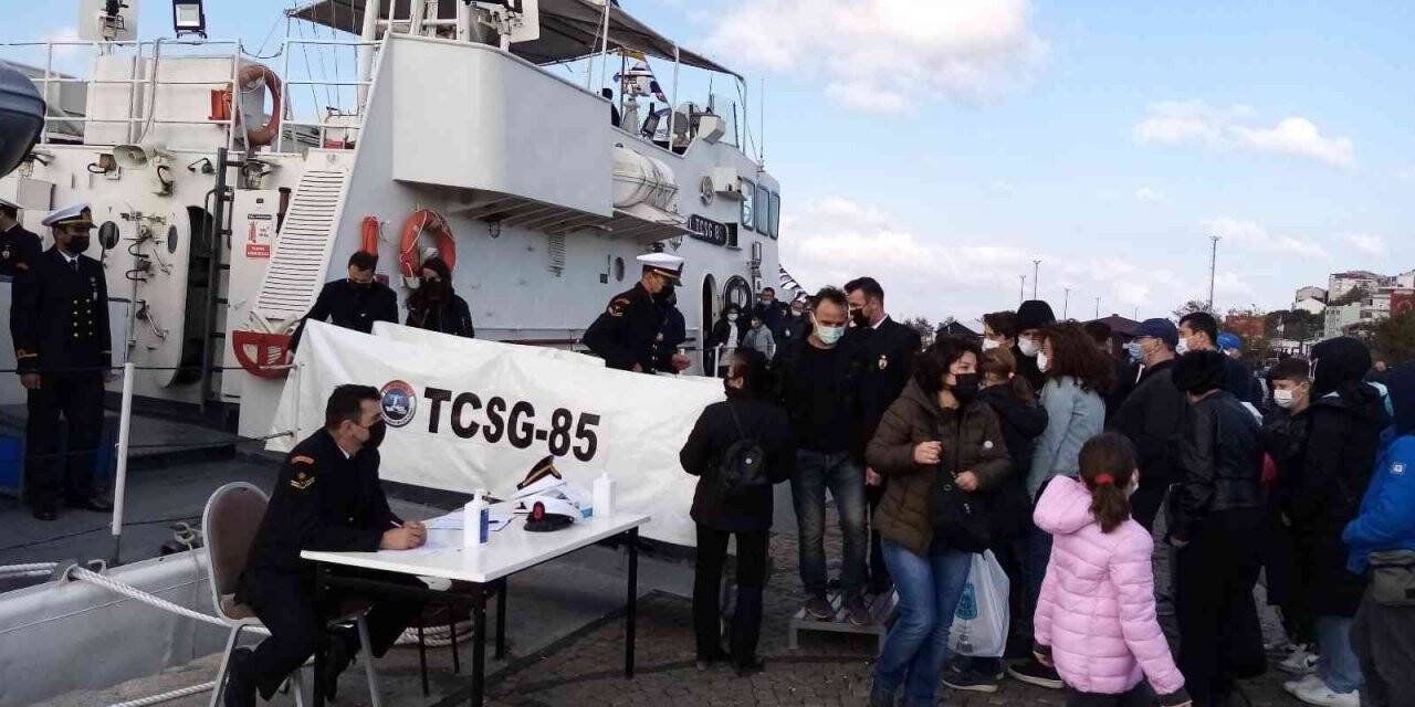 Sahil Güvenlik gemisine vatandaşlar akın etti