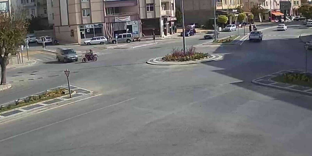 Motosiklet sürücüsünün ölümden döndüğü an kamerada
