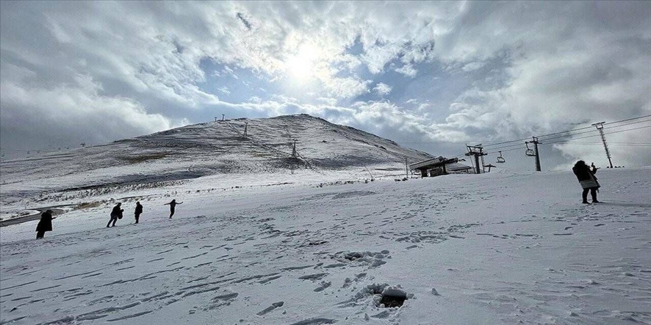Palandöken'in zirvesi yeniden beyaza büründü