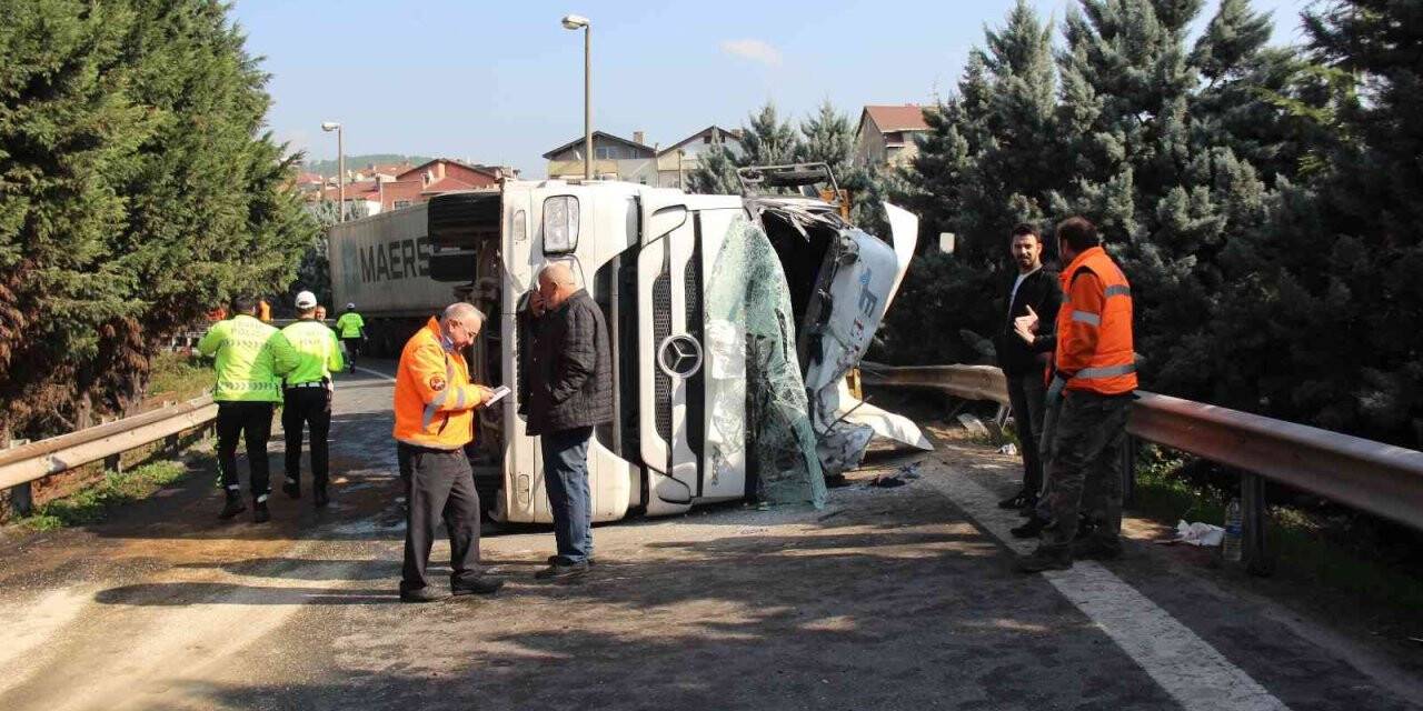 Kaza yapan tır yolu trafiğe kapattı