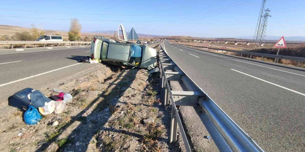 Bariyerlere çarpan otomobil yan yattı: 3 yaralı