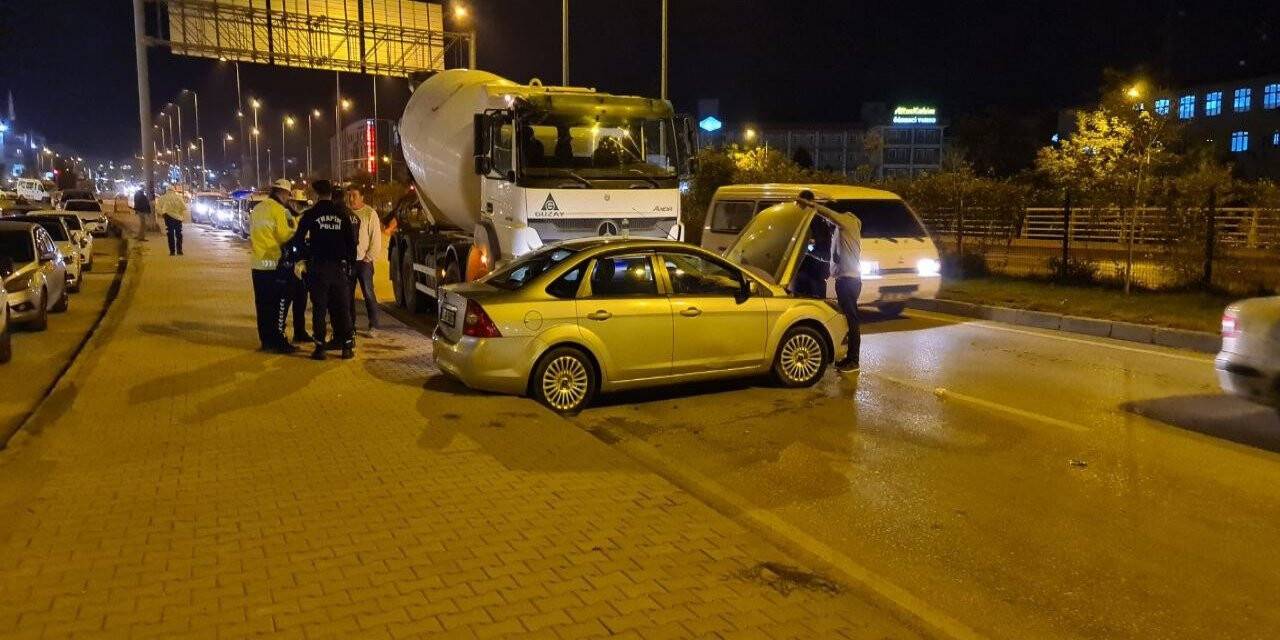 Beton mikseri otomobili metrelerce sürükledi, kadın yolcu sinir krizi geçirdi