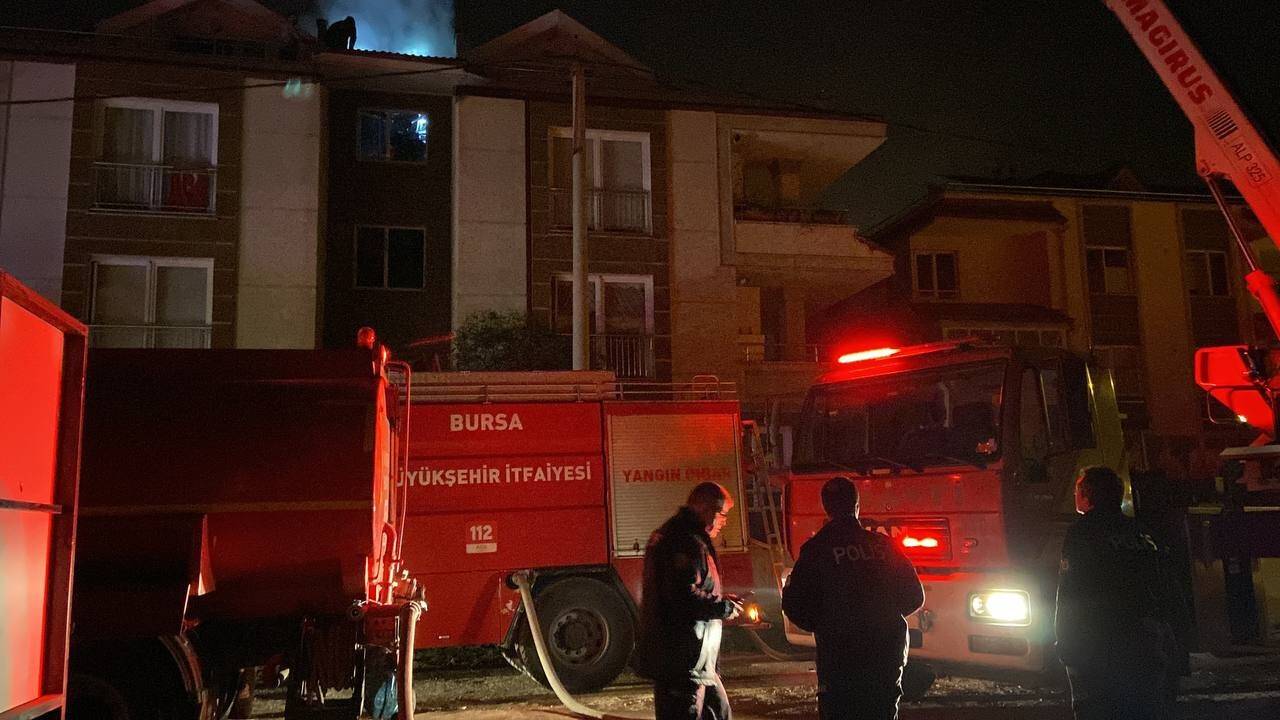 3 katlı binanın teras katında yangın