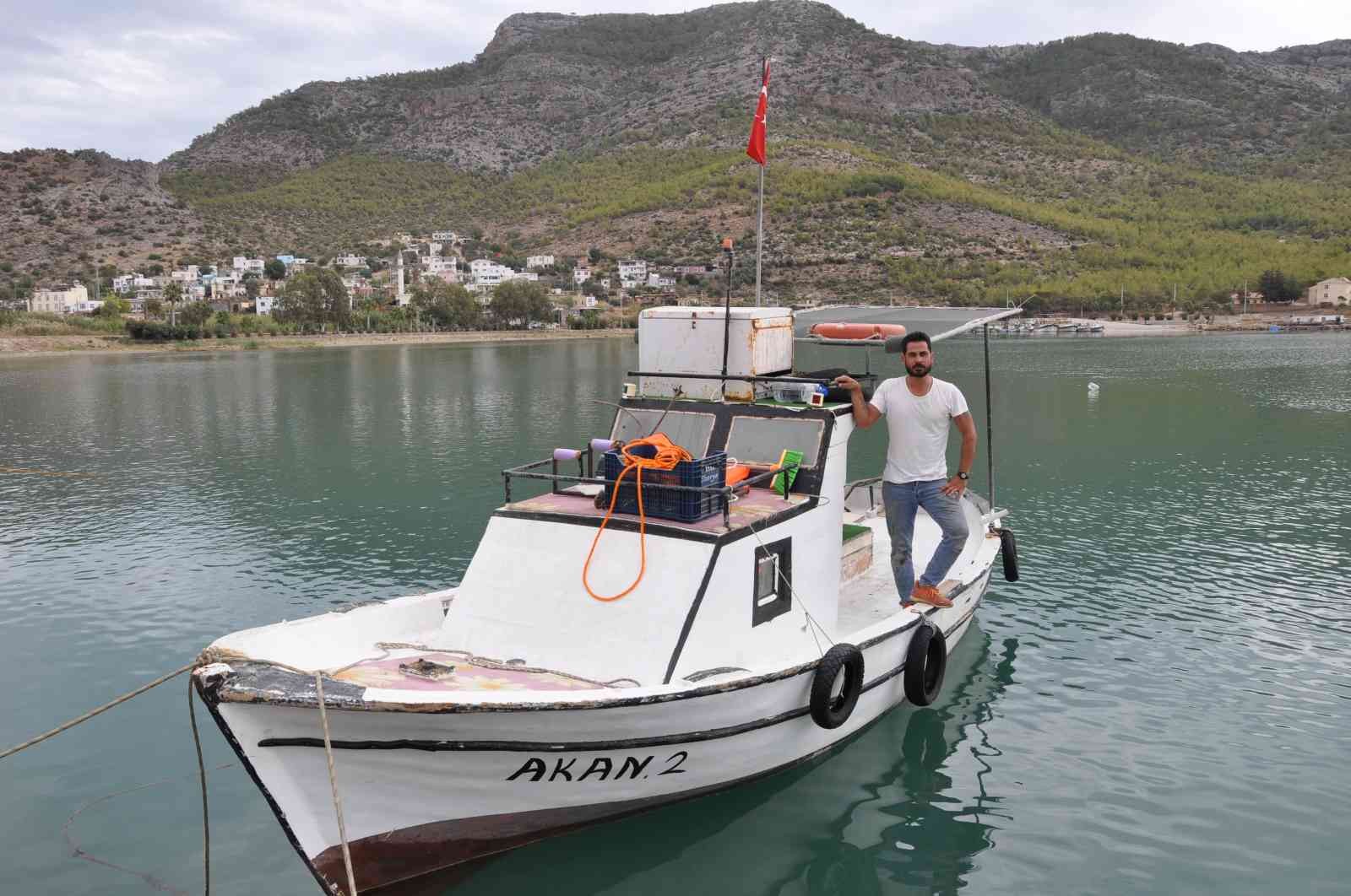 Gezi teknesi battı, 2 kişiyi balıkçılar kurtardı