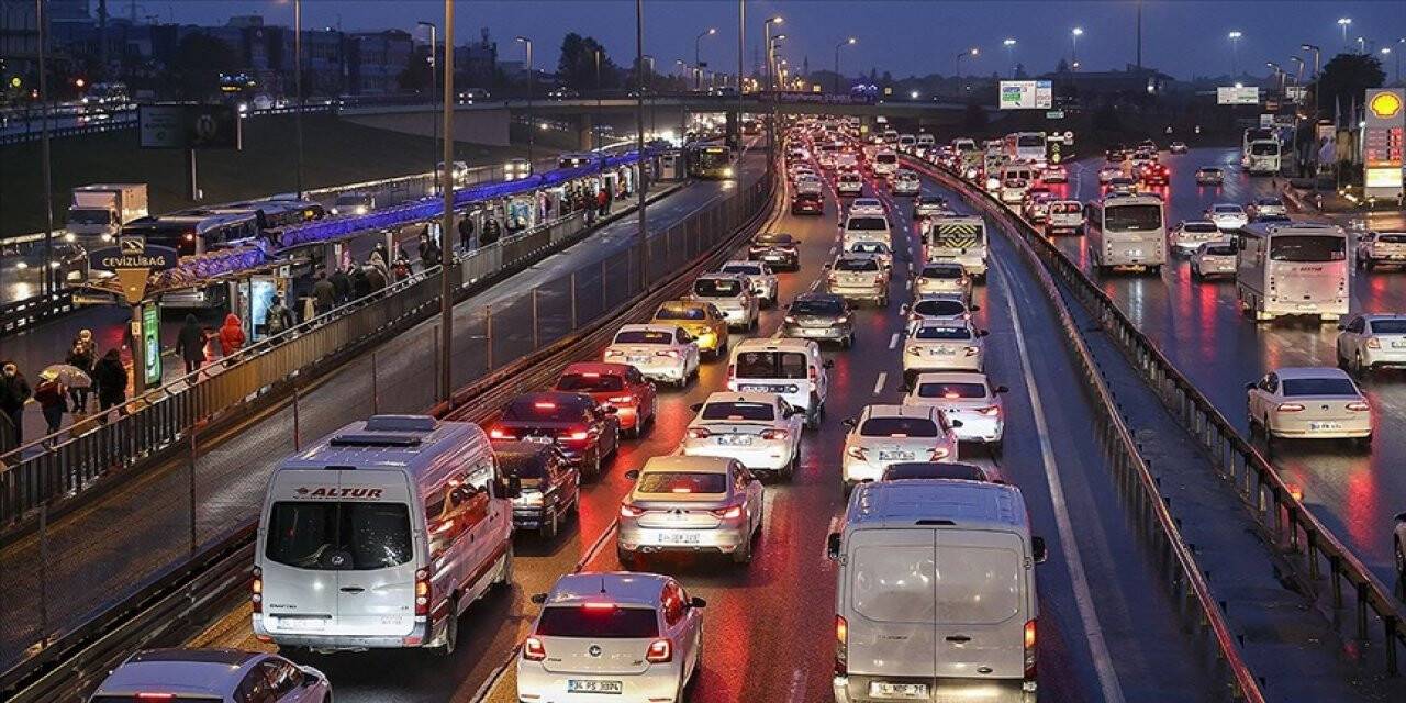 İstanbul'da haftanın ilk iş gününde trafik yoğunluğu yaşanıyor