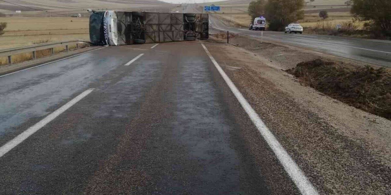 Kayseri’de yolcu otobüsü devrildi: 11 yaralı