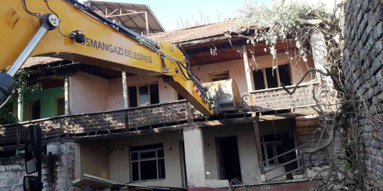 Bursa’da madde bağımlılarının mesken tuttuğu metrûk binalar yıkılıyor