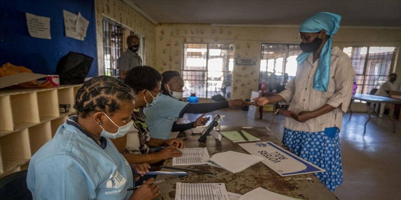 Güney Afrikalı seçmenler yerel seçimler için sandık başında