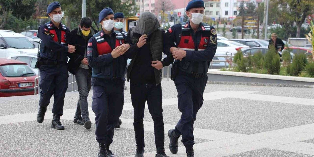 Alışveriş merkezinde telefon çalan hırsızlar adliyeye sevk edildi