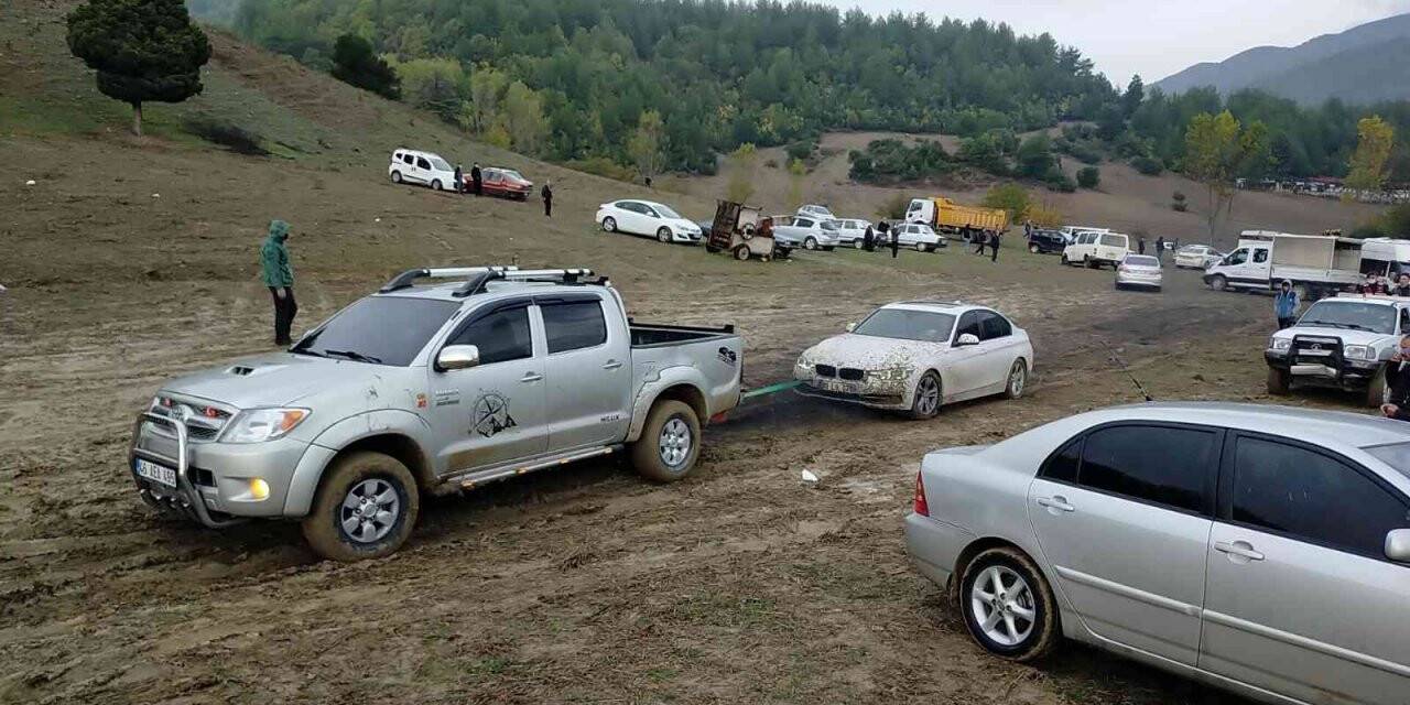 Çamura saplanan araçları kurtarma seferberliği
