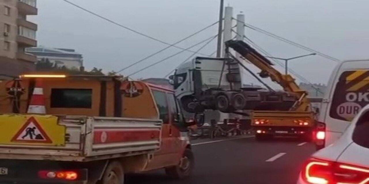 D-100’de bariyere çarpan tırın sürücüsü yaralandı