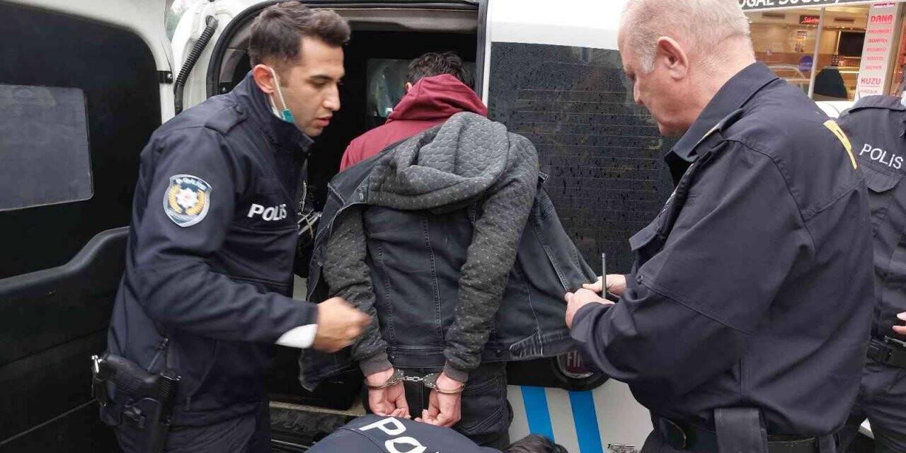 Polis bıçakla rehin alınan karı-kocayı saldırganın bileğini ısırarak kurtardı