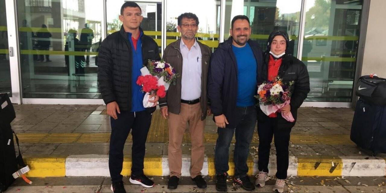 Çiçeklerle karşılandılar