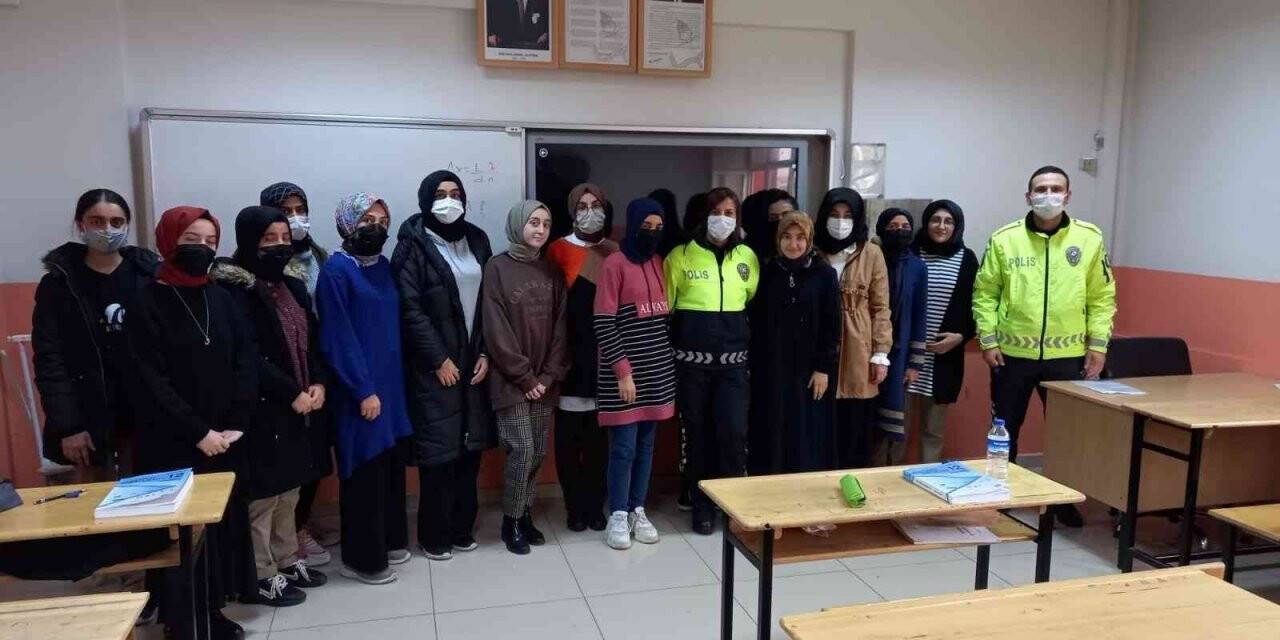 Polisten lise öğrencilerine trafik eğitimi