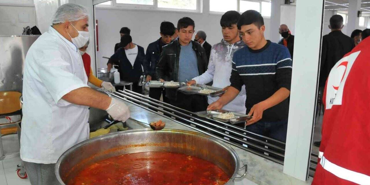 İlçe protokolü aşevinde öğrencilerle birlikte yemek yedi
