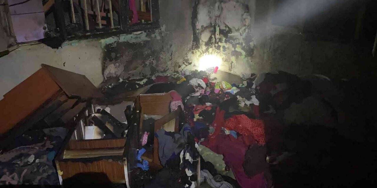 Yere düşen mum odayı yaktı, 1 kişi dumandan etkilendi