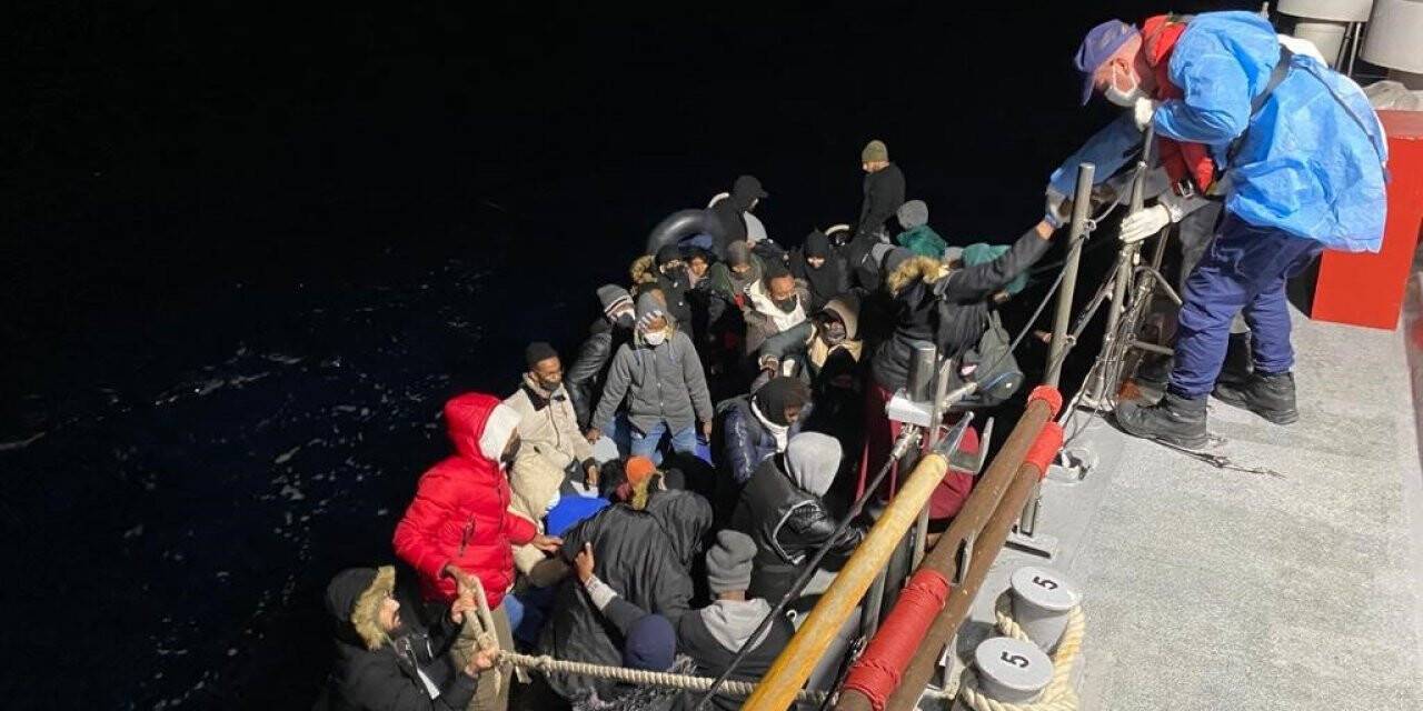 İzmir açıklarında 59 düzensiz göçmen kurtarıldı