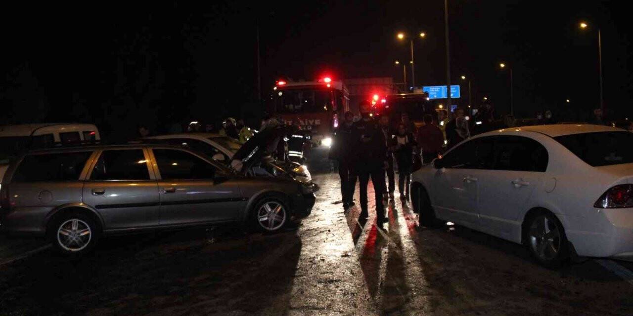 Yola dökülen gübre yüzünden 8 araç birbirine girdi: 2 yaralı