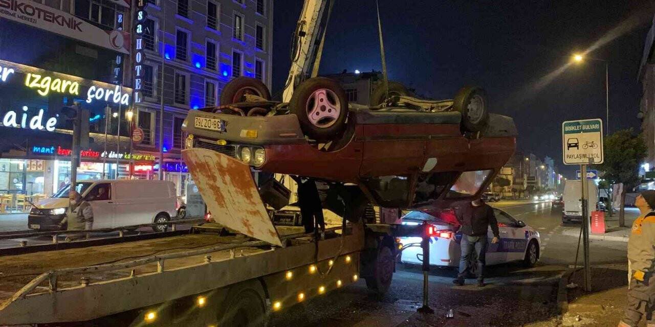 Kaza yapan otomobil ters döndü: 4 yaralı