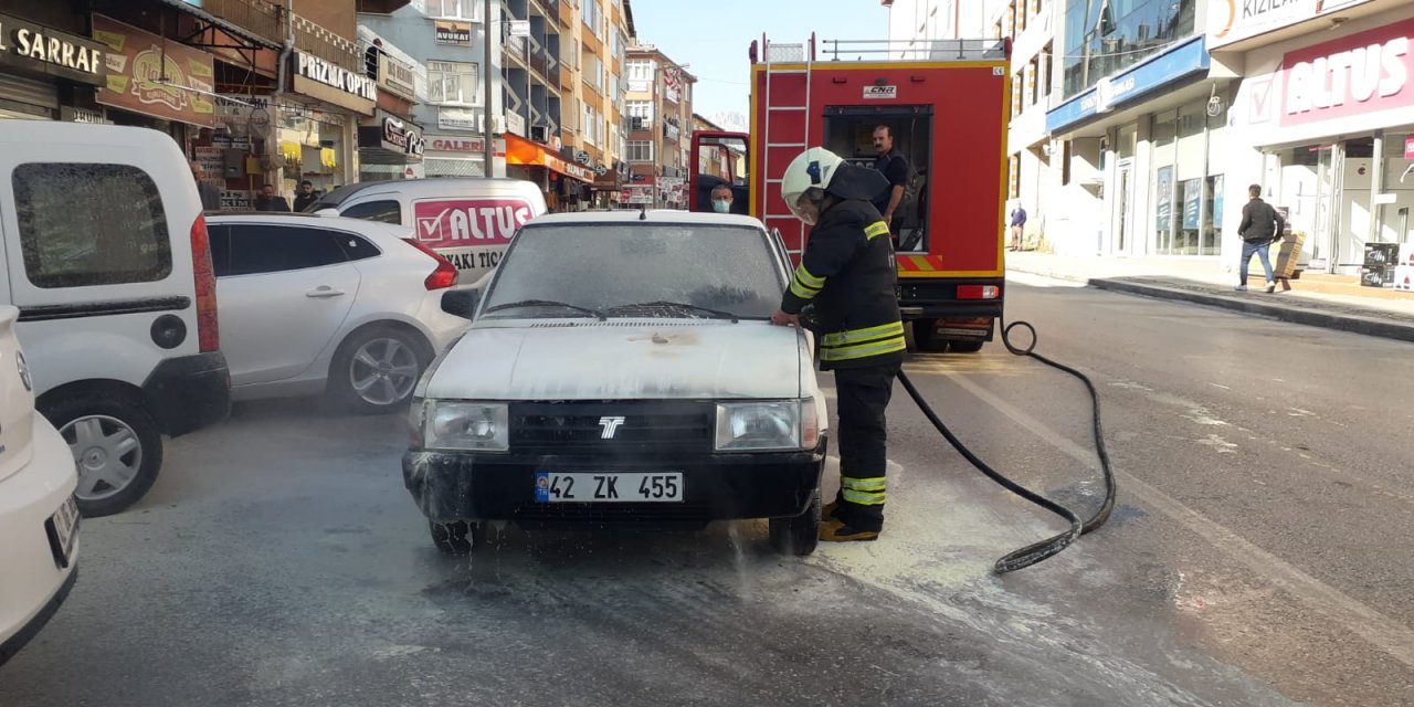 Konya'da  seyir halindeki otomobil yandı