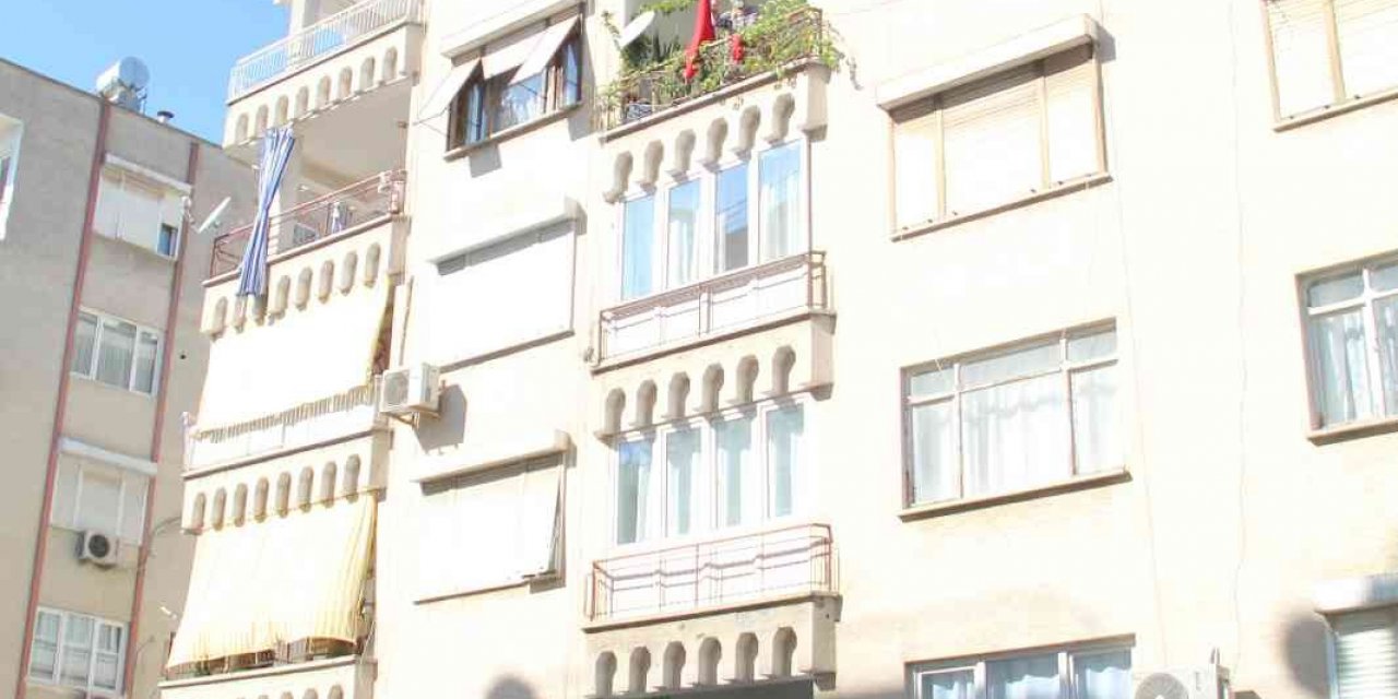 Antalya’da balkondaki ilmekli eylemi polis önledi
