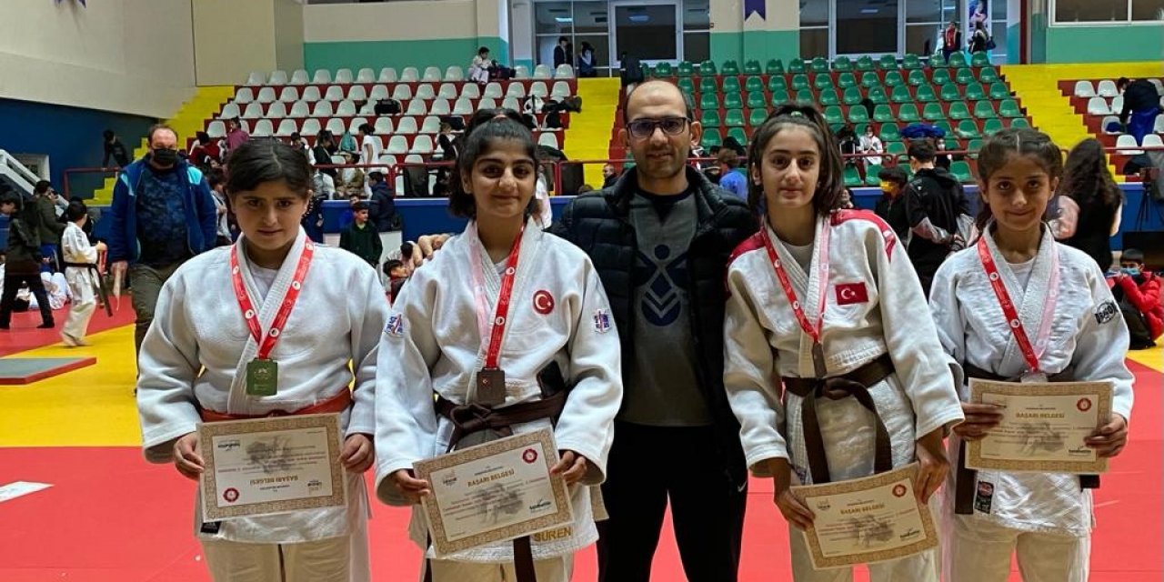 Vanlı judocular Uluslararası Cumhuriyet Judo Turnuvasında 9 madalya kazandı