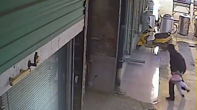 1 yaşındaki bebeği kolundan tutup fırlattı