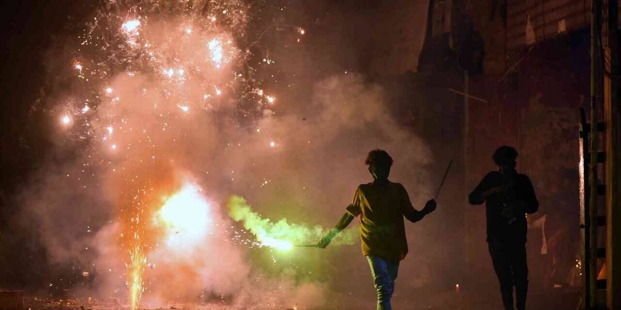 Hindular tarafından kutlanan Diwali Işık Festivali renkli görüntülere sahne oldu