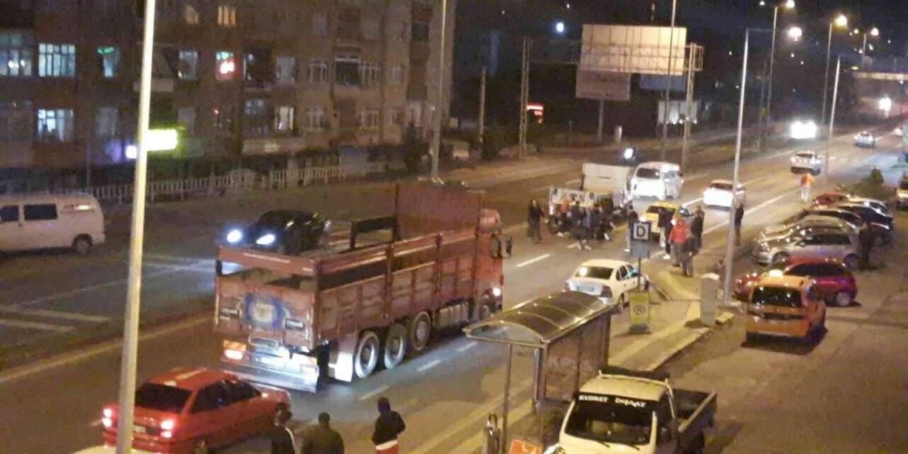 Motosiklet kamyonete çarptı: 1 yaralı