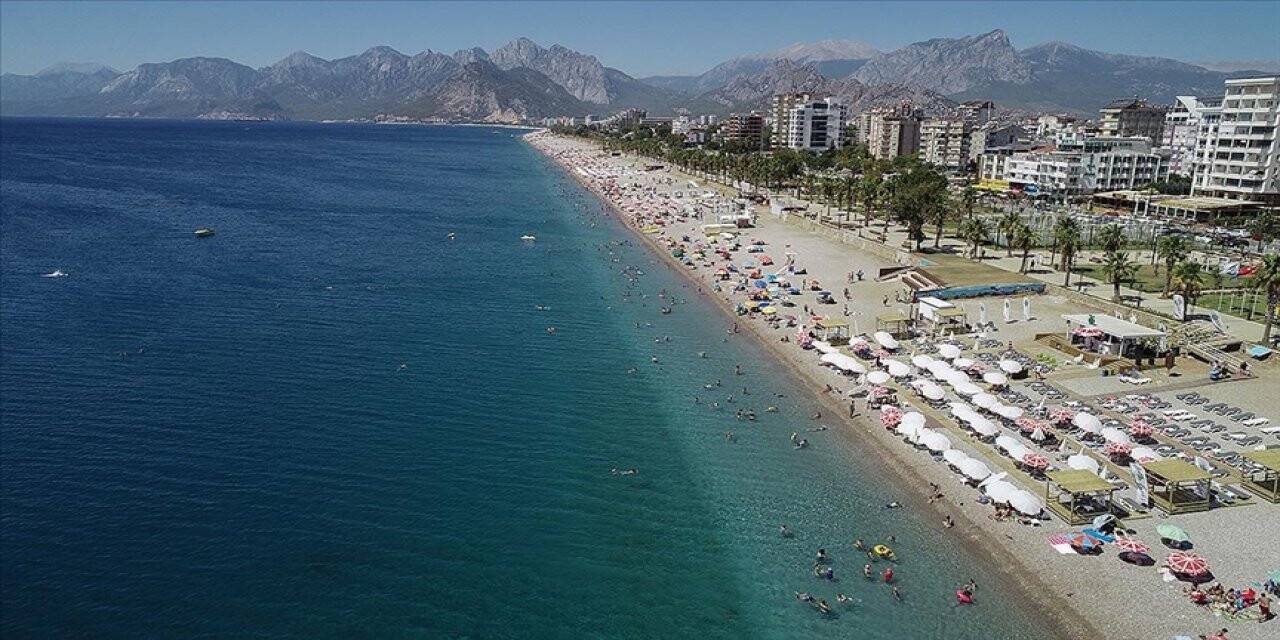 Yılı 9 milyondan fazla turistle kapatmaya hazırlanan Antalya, 2022'den daha umutlu