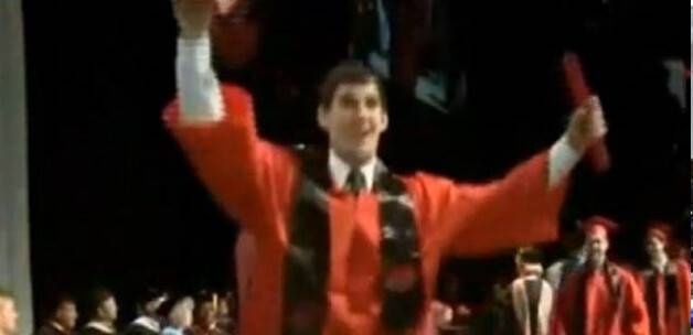 ABD'de diplomasını alan genç yüzüstü yere çakıldı