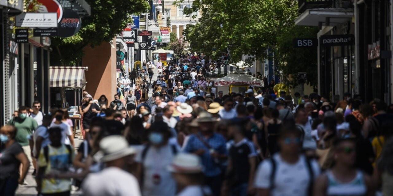 Yunanistan'da günlük Kovid-19 vaka sayısı en yüksek seviyeye ulaştı