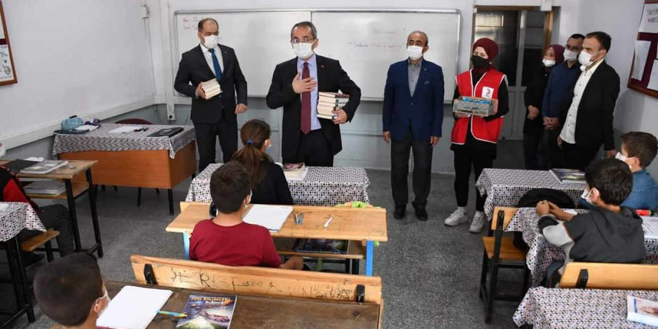 Seydişehir'de Kızılay tarafından öğrencilere kitap dağıtıldı