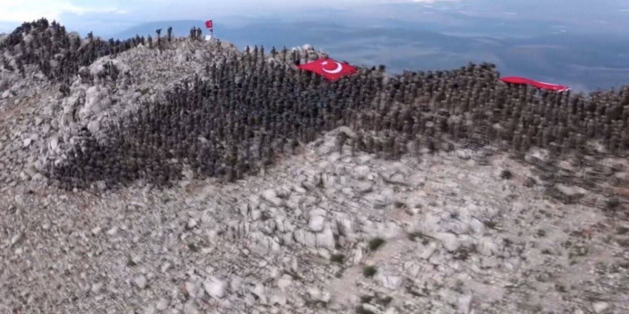 Isparta’da 3 bin komando, şehitleri anmak için Davraz Dağı’na tırmandı