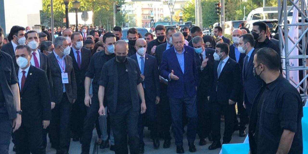 Cumhurbaşkanı Erdoğan, yöresel kıyafetli Batmanlı kadınların Kürtçe şarkılarıyla karşılandı