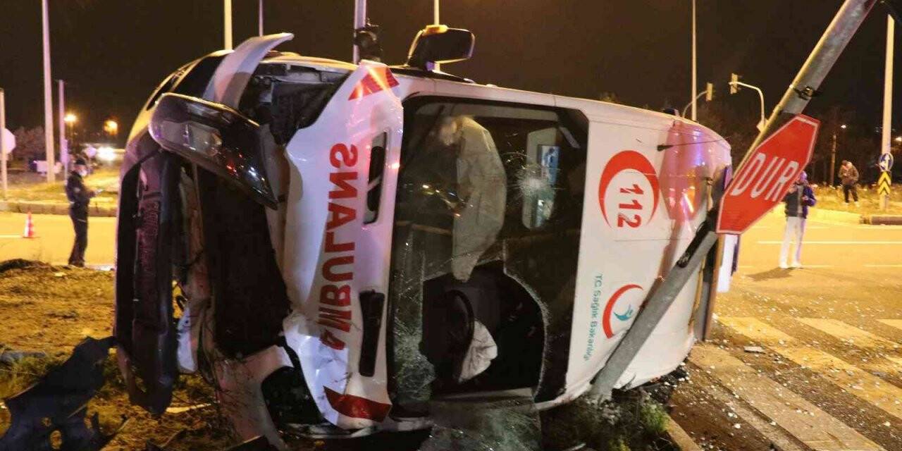 Hasta taşıyan ambulans otomobille çarpıştı: 5 yaralı