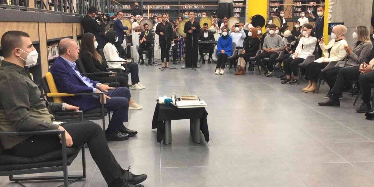 Cumhurbaşkanı Erdoğan, Batman’da gençlerle birlikte Kürtçe şarkılar söyledi
