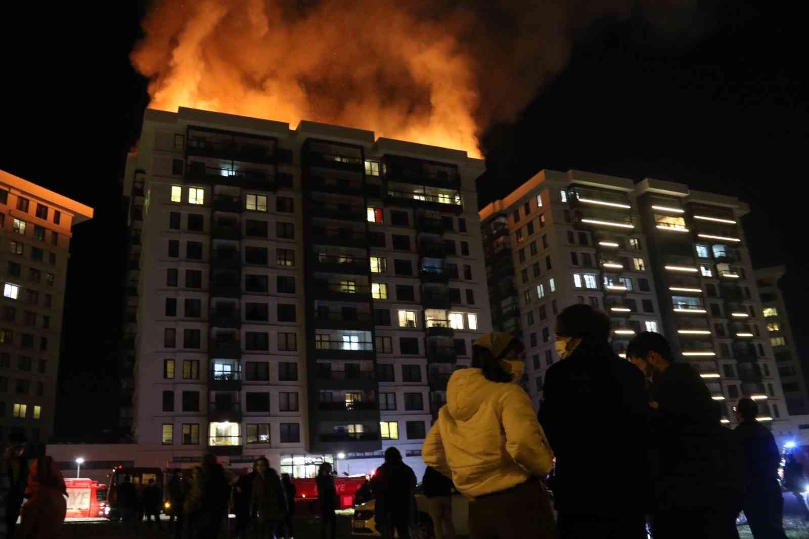 66 dairelik apartmanın çatısı alevler içinde kaldı