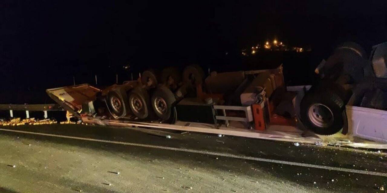 Konya-Isparta yolunda refüje çarpan tır yan yattı: 1 ölü