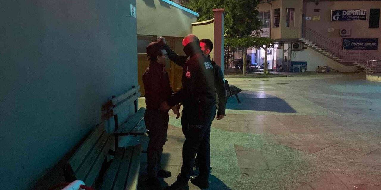 Camiye giren hırsız kovalamacayla  yakalandı, üzerinden uyuşturucu çıktı