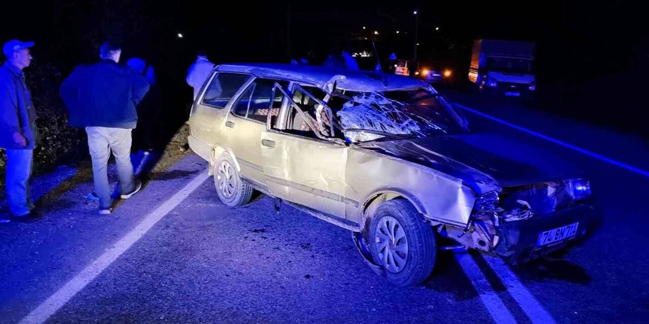 Otomobil yol kenarındaki ineklere çarptı: 2 yaralı