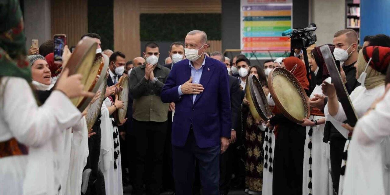 Cumhurbaşkanı Erdoğan: Gölgesinde huzur bulduğumuz bayrak hepimizin ortak bayrağıdır