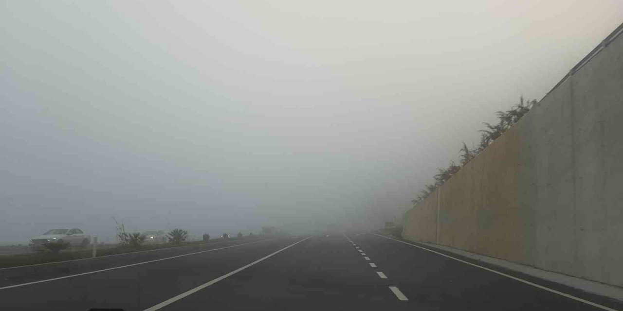 Zonguldak-Ereğli yolunda yoğun sis görüş mesafesini düşürdü