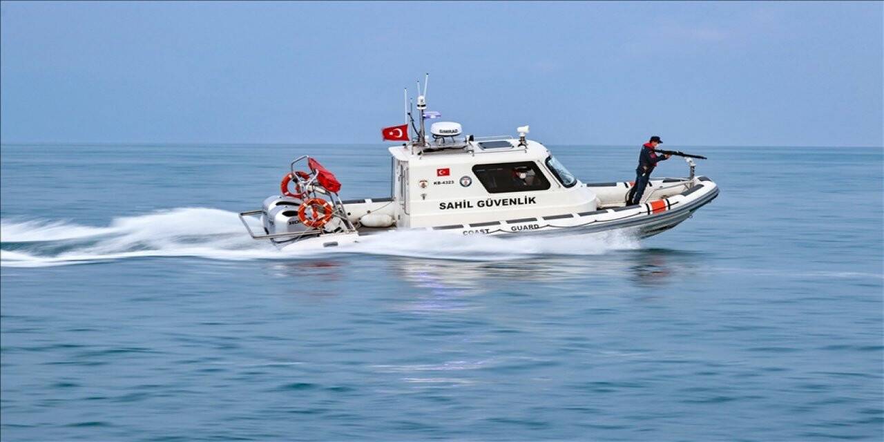Sahil Güvenlik Komutanlığı ekipleri Van Gölü'nde 24 saat görevde